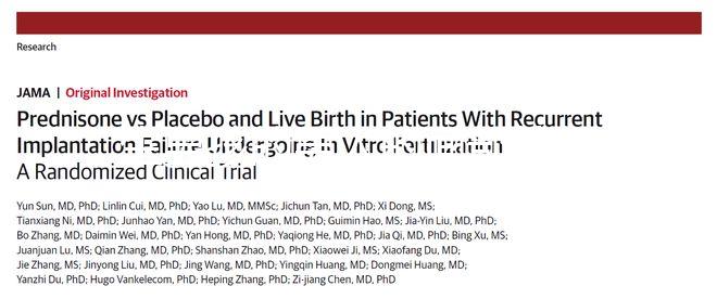 生男孩的男人的面部特征，這些特征表明是兒子