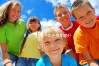 嬰兒打嗝平躺還是側躺好?抱起來喂點水才最推薦